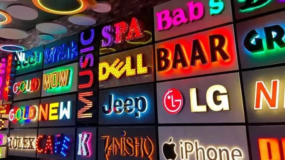 İş türleri için modern bir yazı, chelnium ve neon flexi oluşturun